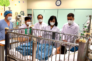 Bộ trưởng Bộ Y tế thăm bệnh nhi M.T.A của vụ việc Bệnh viện Đa khoa Nam Định