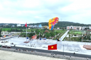 Mãn nhãn màn trình diễn dù lượn giữa biển trời Đông Bắc