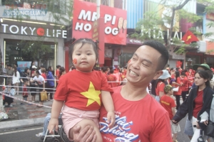 Người dân Hải Phòng nô nức đi cổ vũ Chương trình Duyệt đội ngũ và Diễu hành quần chúng