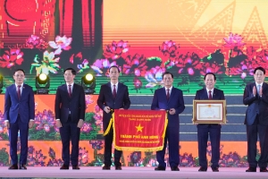 Hải Phòng đón nhận danh hiệu thành phố Anh hùng