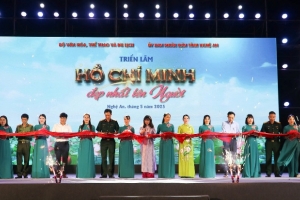 Khai mạc triển lãm “Hồ Chí Minh đẹp nhất tên Người”