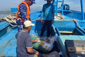 Thu giữ tàu chở gần 3 tấn mực khô không rõ nguồn gốc trên vùng biển Quảng Bình