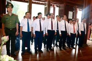 Đoàn Đại biểu tỉnh Lào Cai dâng hương kỷ niệm 135 năm ngày sinh Chủ tịch Hồ Chí Minh