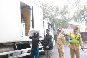 Hà Tĩnh: Phát hiện hơn một tấn nội tạng trâu bò bốc mùi trên xe tải