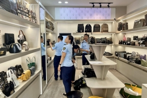 Nhiều cửa hàng thời trang kinh doanh hàng giả tại các tuyến phố du lịch ở Đà Nẵng