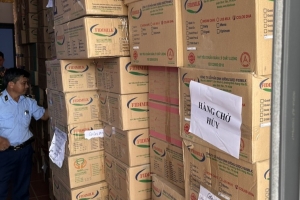 Thu giữ gần 12.000 lon sữa bột không rõ nguồn gốc xuất xứ