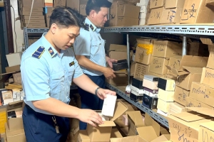 Hà Nội phát hiện kho nước hoa nghi giả hàng hiệu giữa lòng phố cổ