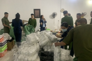 Khởi tố đối tượng sản xuất bít tất giả thương hiệu quốc tế quy mô lớn tại Hà Nội