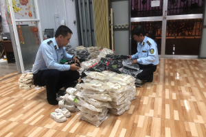 Kiểm tra, tạm giữ hàng trăm đôi dép không rõ nguồn gốc, xuất xứ