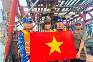 Hải đội 102 gieo niềm tin từ những lá cờ Tổ quốc giữa biển khơi