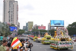 Đà Nẵng: Hàng nghìn phật tử và người dân trang nghiêm đón xá lợi Đức Phật từ Ấn Độ