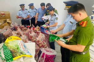 Một cơ sở kinh doanh tại TP. Vinh bị phát hiện sử dụng bao bì có chữ nước ngoài không đúng quy định