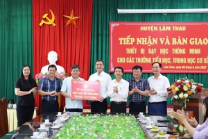 Supe Lâm Thao bàn giao thiết bị dạy học thông minh trị giá 1,3 tỷ đồng