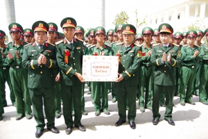 Thăm tặng quà chiến sĩ quê hương Thái Bình nhân dịp tuyên thệ chiến sĩ mới năm 2025