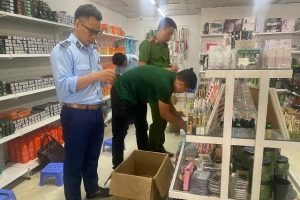 Phát hiện và tiêu hủy 150 lọ nhũ sơn móng tay không rõ nguồn gốc