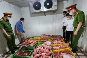 Bắc Giang: Phát hiện, tiêu hủy gần 1,8 tấn thịt và xương lợn bẩn