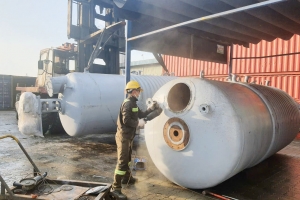 Chiêu trò tinh vi giấu thuốc lá lậu trong bồn thép rỗng để xuất ra nước ngoài