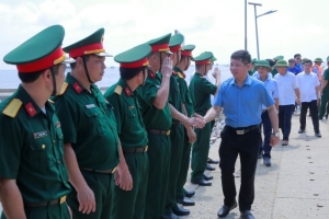 Thanh Hóa: Thăm, tặng quà cho cán bộ, chiến sỹ đảo Nẹ