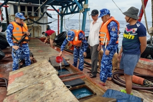 Bắt giữ tàu vận chuyển trái phép dầu DO trên biển