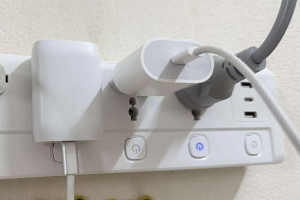 Có nên rút phích cắm bộ sạc khi không sử dụng