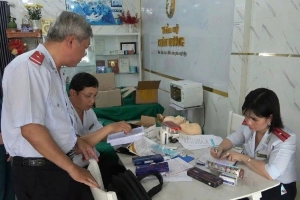 Khởi tố 2 bị can có liên quan đến buôn lậu, gian lận thương mại, hàng giả