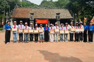 Trao danh hiệu “Ngàn hoa việc tốt” cho các đội viên xuất sắc, cháu ngoan Bác Hồ