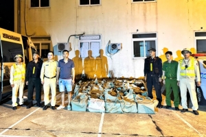 Phát hiện xe ô tô khách chở hàng trăm bình "khí cười" trên cao tốc Hà Nội - Hải Phòng