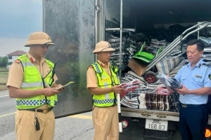 Hà Tĩnh: Bắt giữ xe ôtô vận chuyển quần áo “lậu”