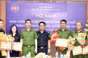 Khen thưởng 12 cá nhân xuất sắc trong hai chuyên án phối hợp triệt phá tội phạm ma túy