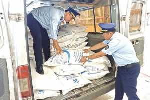 Quảng Trị: Phát hiện 2 phương tiện vận chuyển 8 tấn đường nhập lậu
