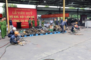 Nam Định tiêu hủy hàng nghìn vũ khí, vật liệu nổ và công cụ hỗ trợ
