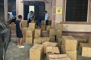 Phát hiện xe tải vận chuyển hơn 200 kg bánh dành cho trẻ em không rõ nguồn gốc