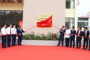 Supe Lâm Thao gắn biển công trình “Trung tâm bán hàng và giới thiệu sản phẩm”