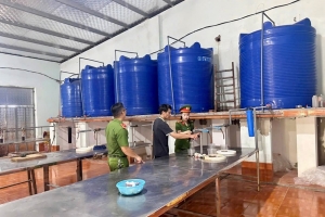 Công an Thanh Hóa xác minh vụ hàng nghìn chai nước mắm bị vứt bỏ ở Quảng Nam