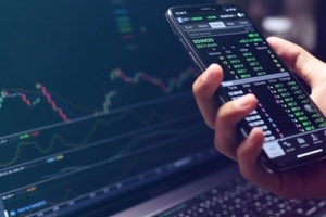 VN-Index hôm nay: Nhà đầu tư xem xét giao dịch cổ phiếu bán lẻ, chứng khoán, bất động sản
