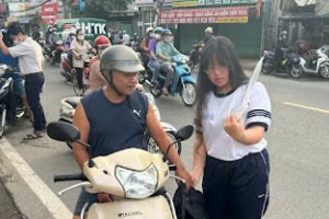 TP. Hồ Chí Minh: Phụ huynh động viên con trước giờ thi THPT 2025