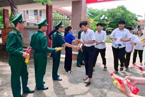 Tiếp sức mùa thi - Hoạt động ý nghĩa của người lính quân hàm xanh đồng hành cùng các sĩ tử