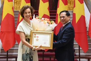 Trao tặng Kỷ niệm chương “Vì sự nghiệp Ngoại giao Việt Nam” cho Tổng Giám đốc UNESCO