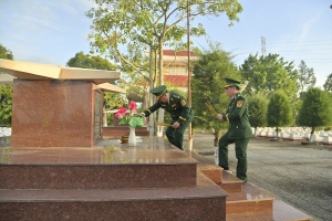 Viếng nghĩa trang anh hùng Liệt sỹ