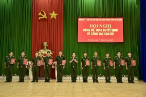 Trao quyết định về công tác cán bộ năm 2025