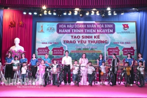 Chung tay vì tương lai: 40 học sinh khó khăn Ninh Bình nhận xe đạp từ đoàn Hoa hậu Doanh nhân