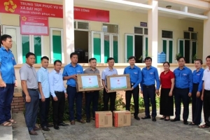 Bí thư Trung ương Đoàn Nguyễn Minh Triết thăm, tặng quà tại Thanh Hóa
