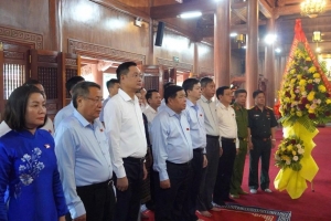 Phó Thủ tướng Nguyễn Chí Dũng viếng Đền thờ Bác Hồ và các Anh hùng liệt sĩ tại Quảng Trị