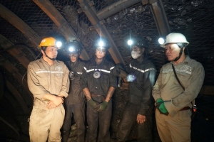 Công đoàn TKV thăm, động viên đơn vị sản xuất có nhiều thành tích trong công tác đào lò của Công ty Than Hạ Long