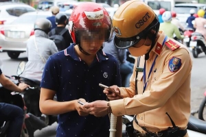 Người dân có được trình bảo hiểm xe online cho CSGT khi được kiểm tra?