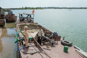 Quảng Trị: Liên tiếp phát hiện nhiều tàu hút cát trái phép trên sông trong đêm
