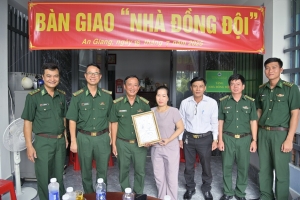 Bàn giao 7 căn “Nhà đồng đội” cho cán bộ Biên phòng tỉnh An Giang