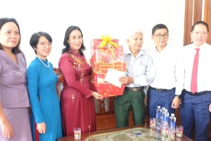 Lãnh đạo thành phố Đà Nẵng thăm các gia đình người có công cách mạng tại phường An Hải