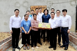 Cán bộ, người lao động Agribank ủng hộ 1 ngày lương chung tay xóa nhà tạm, nhà dột nát