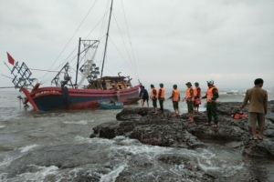 Quảng Trị tích cực kêu gọi tàu thuyền vào nơi tránh trú an toàn